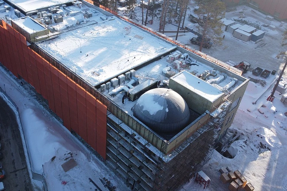 В Новосибирске смонтировали купол планетария в новом кампусе НГУ. Фото: пресс-служба НГУ