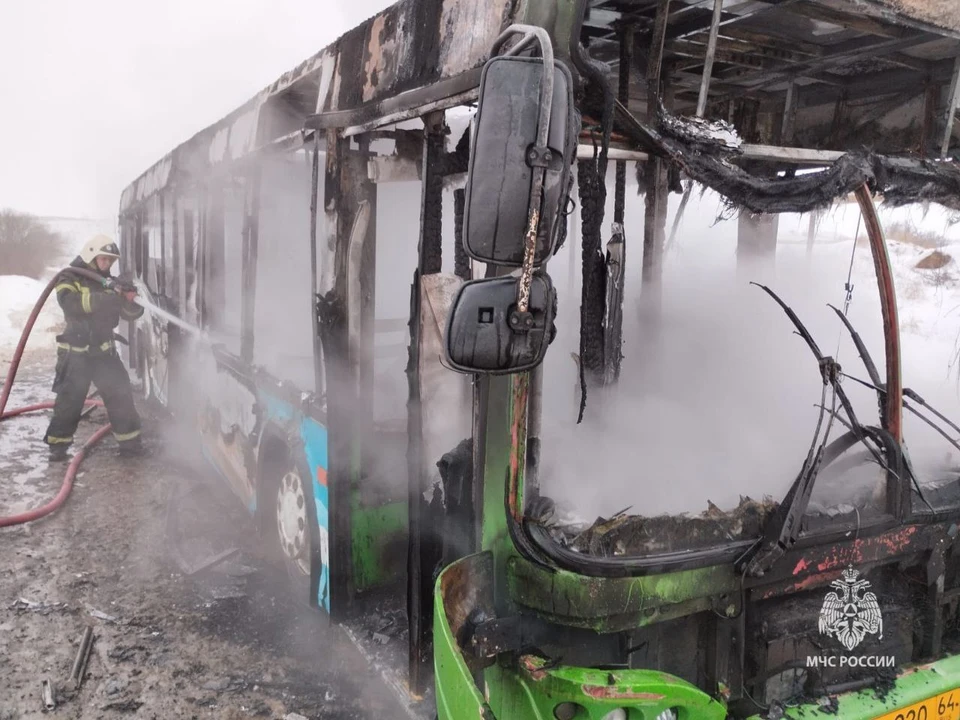 В Саратове горел пассажирский автобус (фото: МЧС Саратовской области)