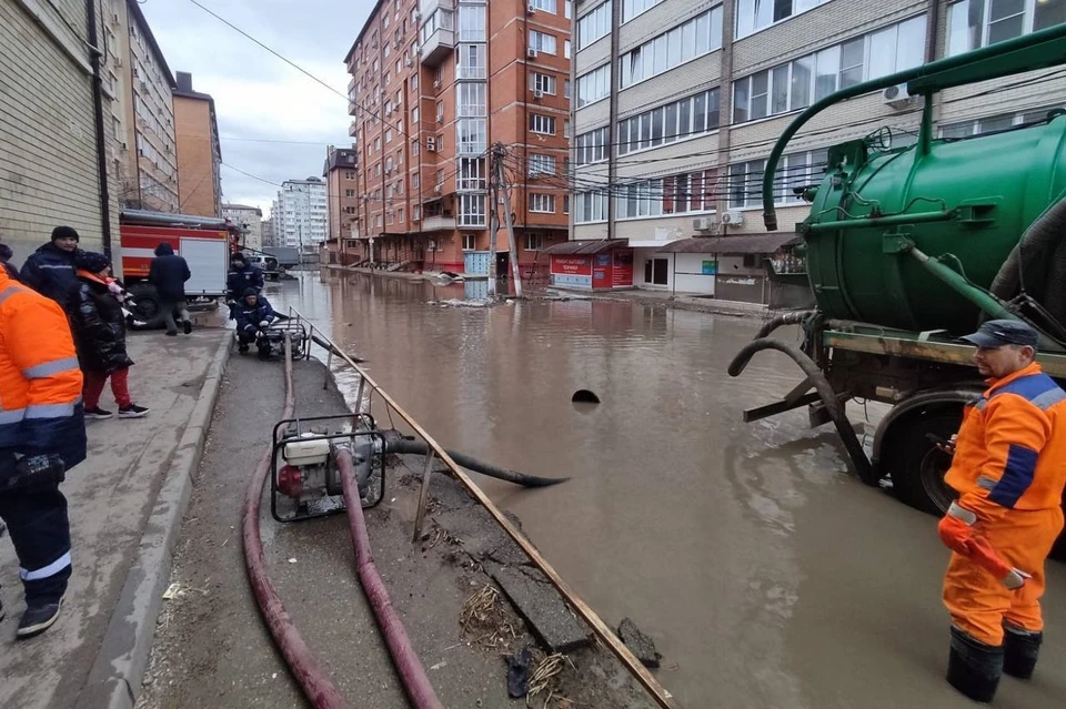 Воду после подтоплений откачивают в Музыкальном микрорайоне Краснодара Фото: t.me/krdru