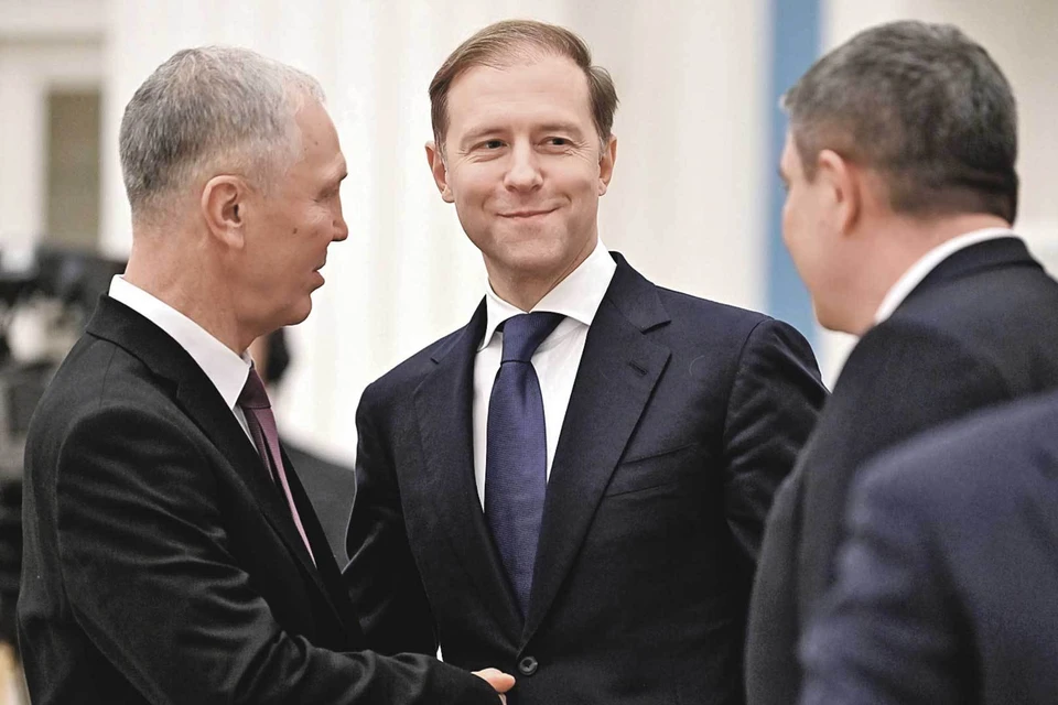 Владимиру Сальдо в ходе совещания удалось пообщаться и с коллегами-губернаторами, и с министром промышленности и торговли РФ Денисом Мантуровым.