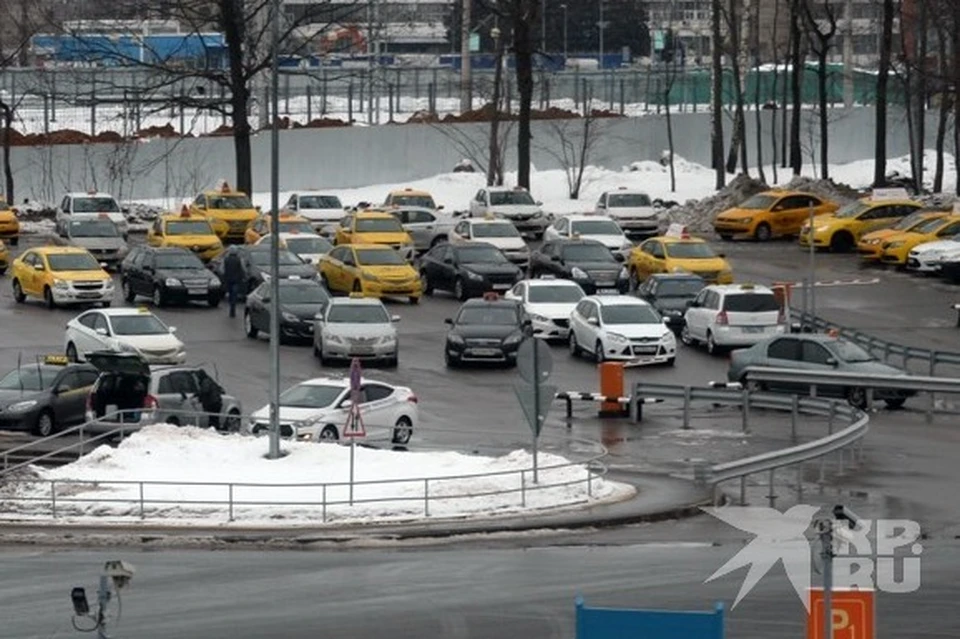 Массовая парковка машин такси на улице Крупской возмутила рязанцев.