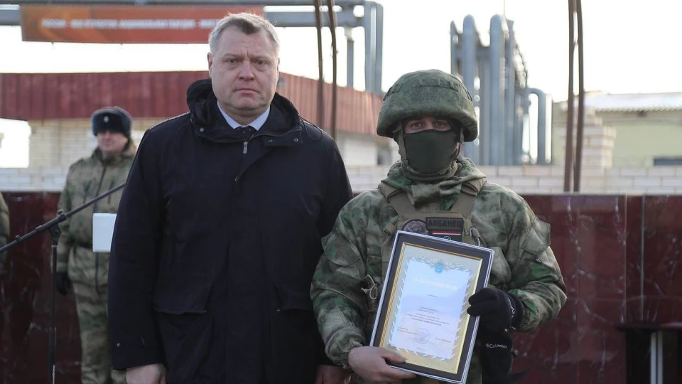 Губернатор Астраханской области вручил отличившимся сотрудникам награды и благодарности