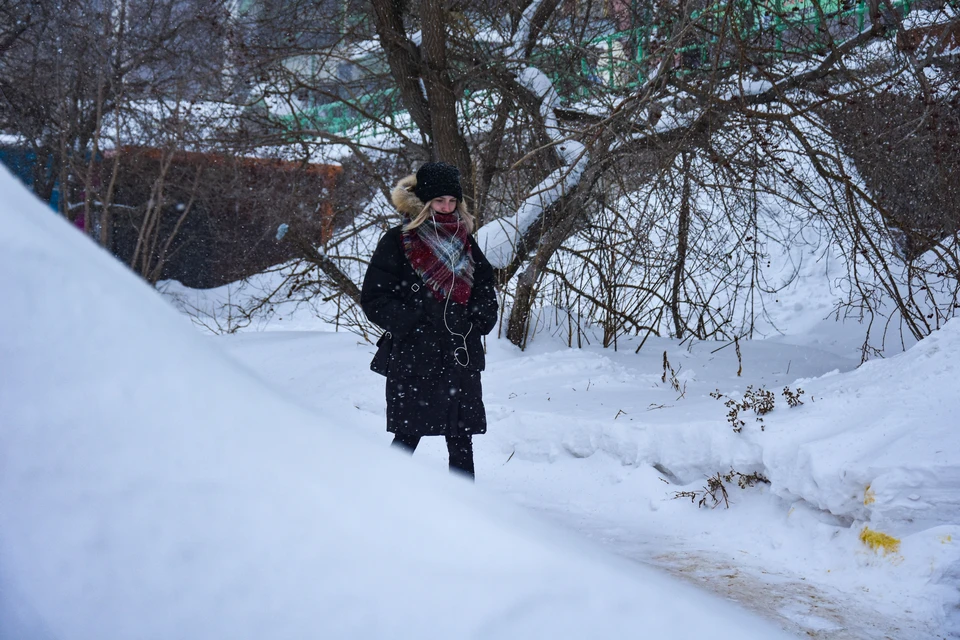 Новосибирск засыпет снегом.