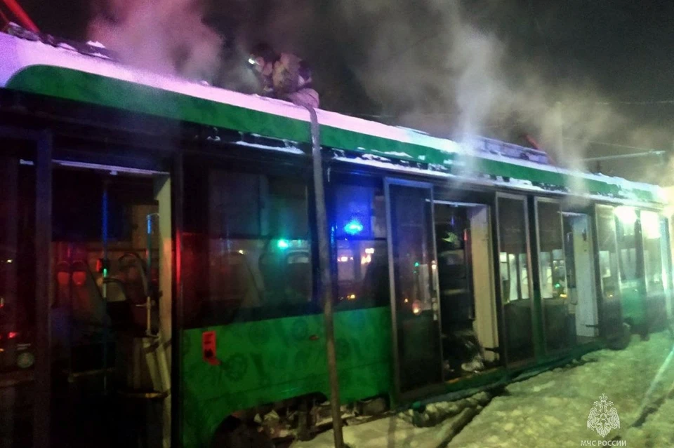 Пожарные работали и внутри трамвая, и на нем. Фото: пресс-служба МЧС Челябинской области