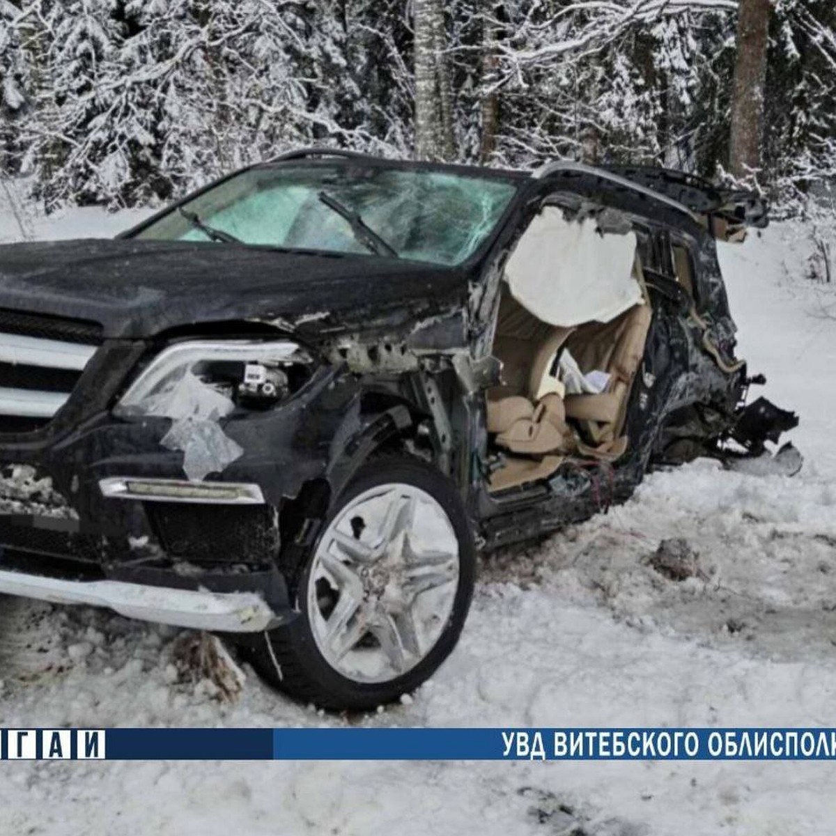 Выехавший на встречку водитель Mercedes врезался в грузовик под Витебском -  KP.RU