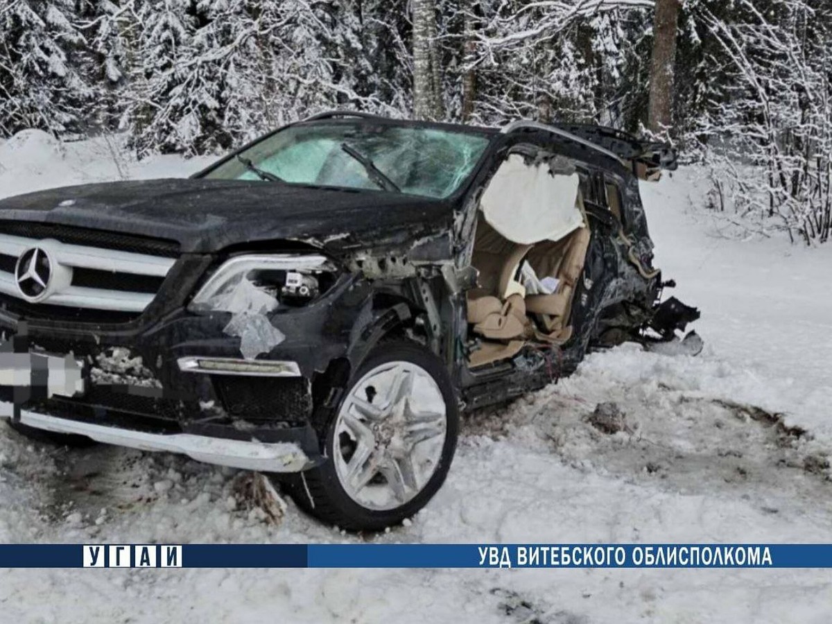 Выехавший на встречку водитель Mercedes врезался в грузовик под Витебском -  KP.RU