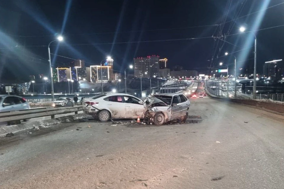 Авария случилась на Октябрьском мосту. Фото: Госавтоинспекция Новосибирска