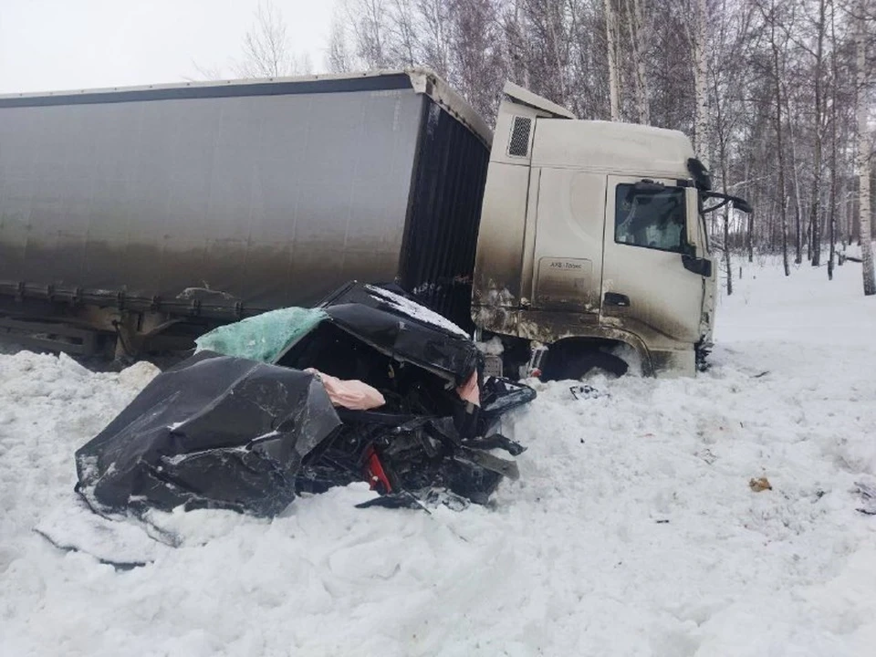 Третья трагедия за несколько часов: в Тюменской области погиб водитель в ДТП с двумя фурами