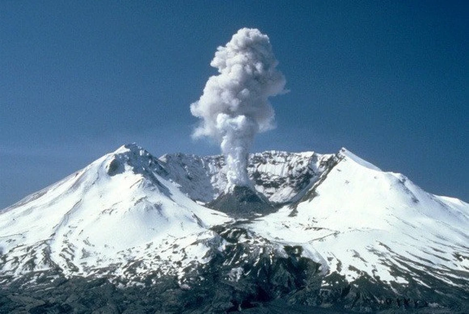 В результате извержения вулкана высота пепловых столбов достигла полутора километров над уровнем моря. Фото: МЧС Сахалинской области