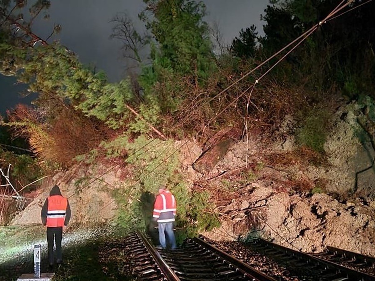 В Сочи из-за сошедшего на пути селя остановлено движение поездов - KP.RU