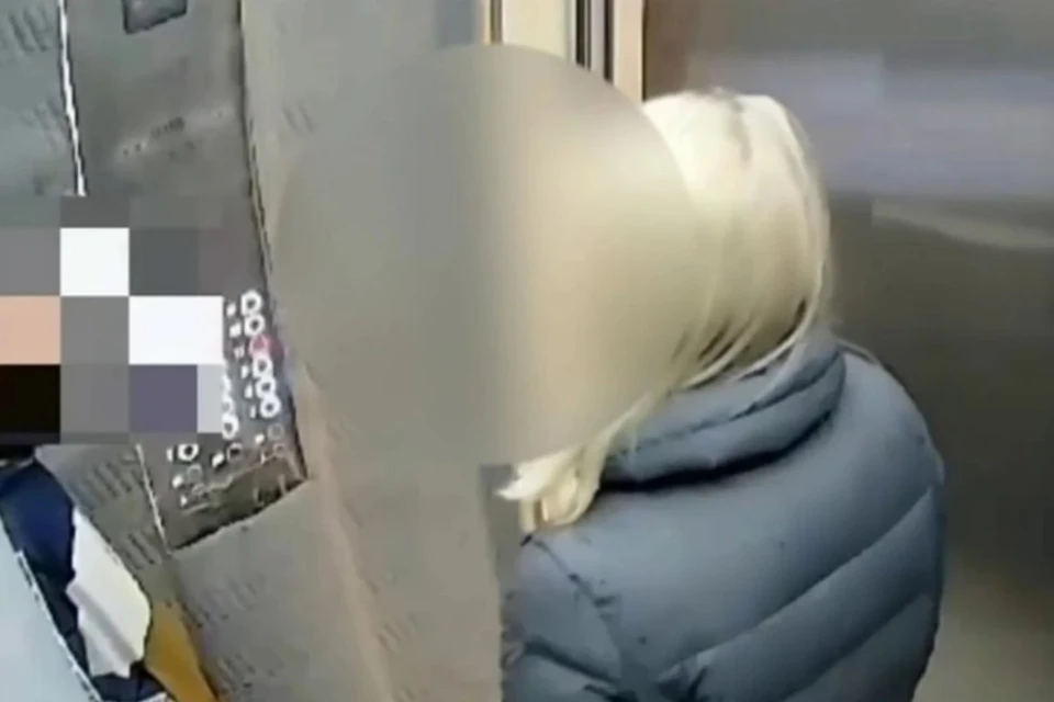 Женщину, ударившую чужого ребенка в лифте, нашли Фото: кадр из видео