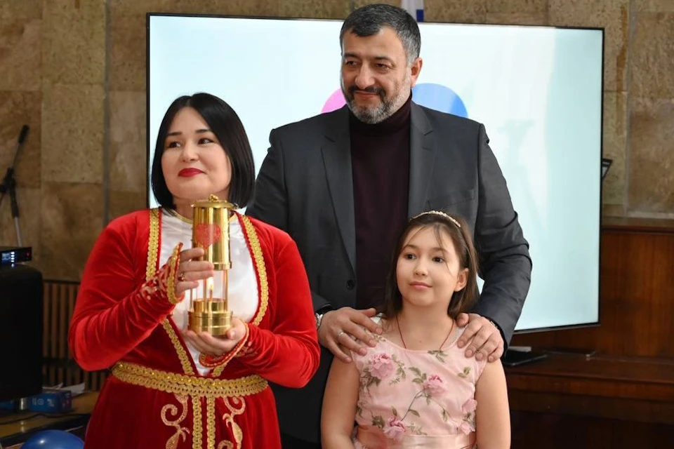 Супруги Базоевы и их дочь с огнем семейного очага Фото: администрация Херсонской области