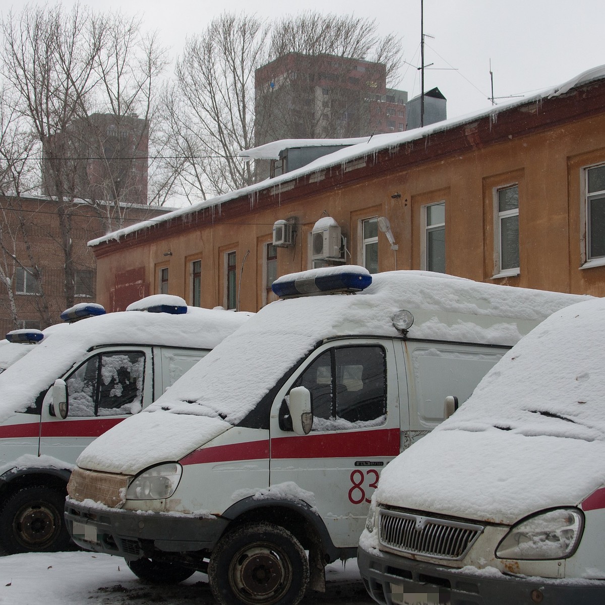 Во Владимире экстренным службам мешают снег и транспорт на обочинах - KP.RU