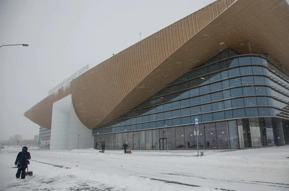 А в пермском аэропорту борются с последствиями снегопада.