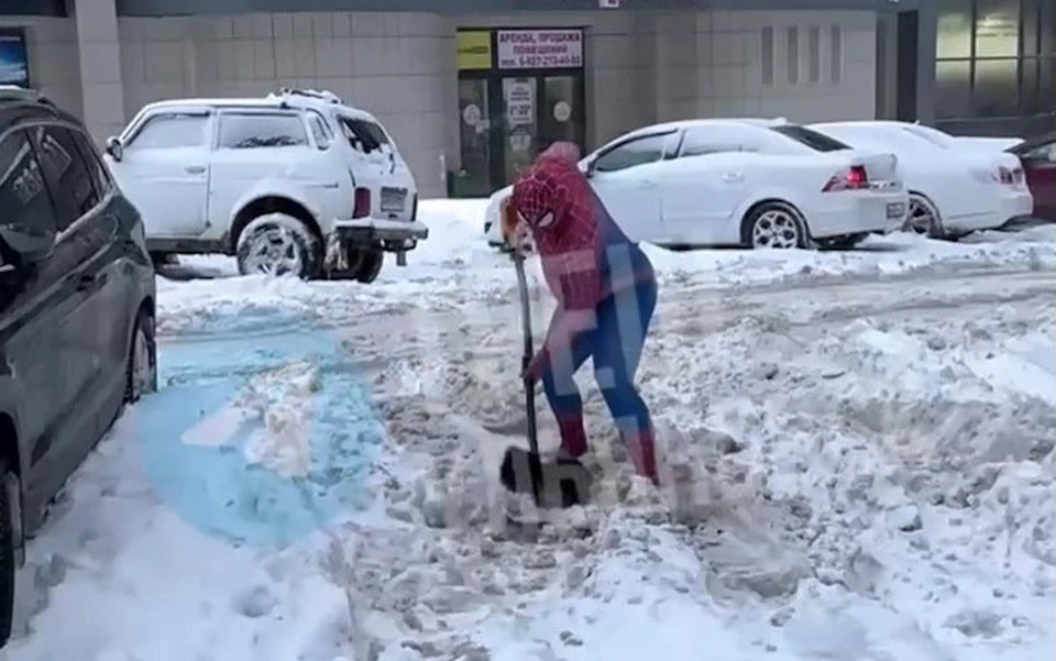 В Ульяновске на расчистку улиц от снега вышел Человек-паук | ФОТО: скриншот с видео