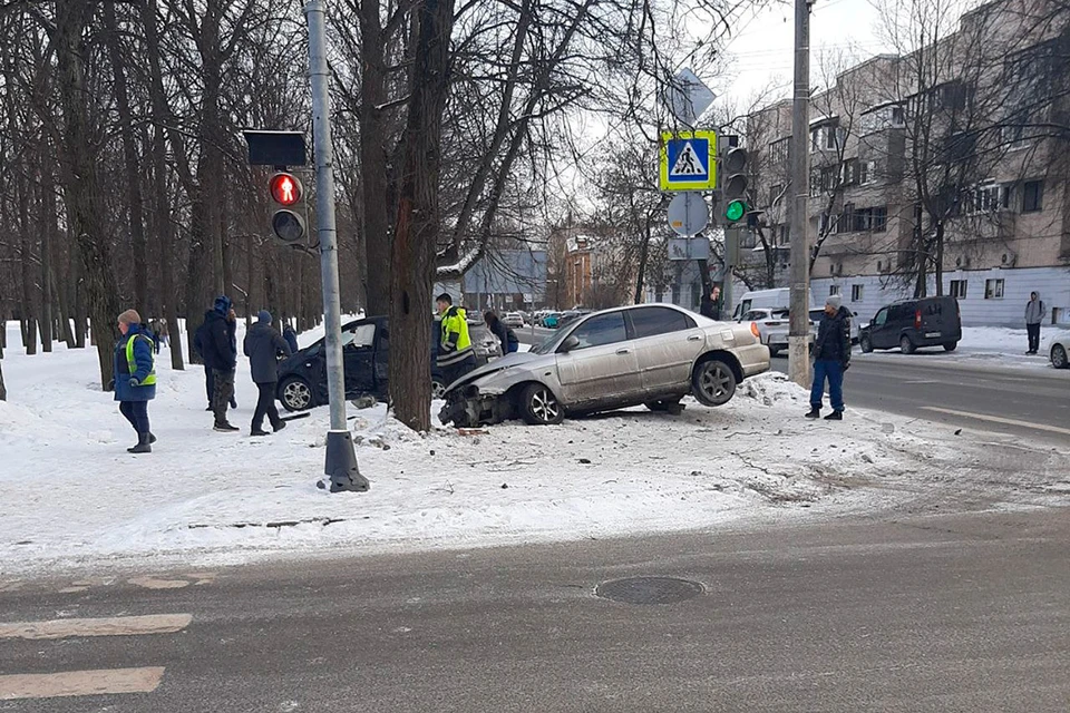 Две легковушки столкнулись и снесли 71-летнюю пенсионерку на остановке в Пушкине. Фото: vk.com/pushkin_story