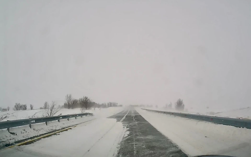 Движение пришлось прекратить из-за сильного снега, метели и ограниченной видимости.