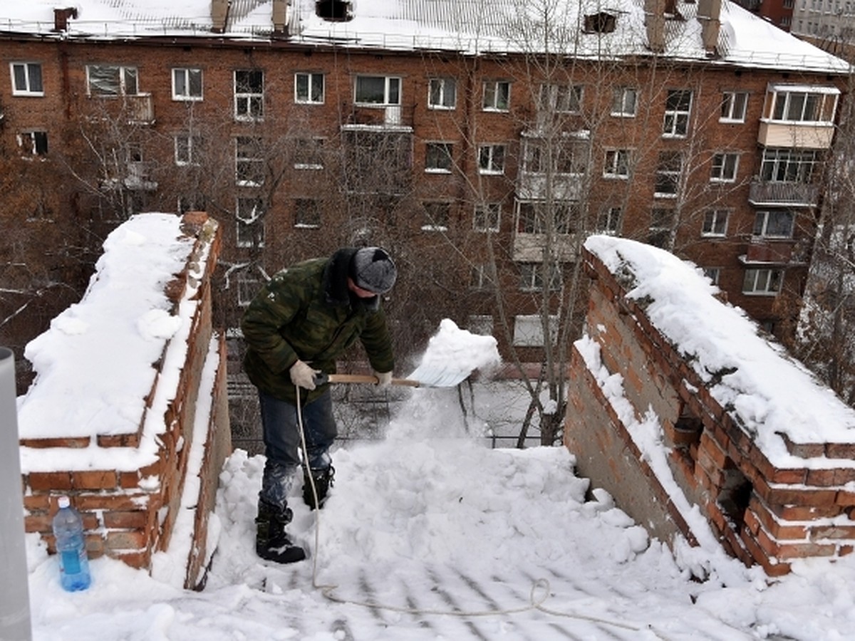 На сидящую на скамейке жительницу Башкирии рухнул снег - KP.RU