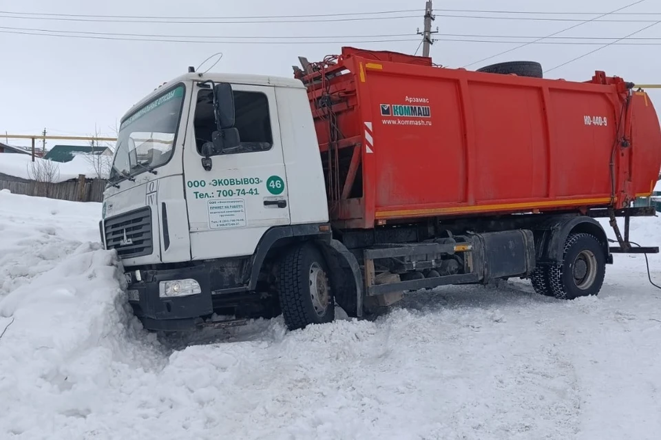Из-за снегопада машины перевозчиков ТКО застревают в снежной массе. Фото: предоставлено "Центром коммунального сервиса"