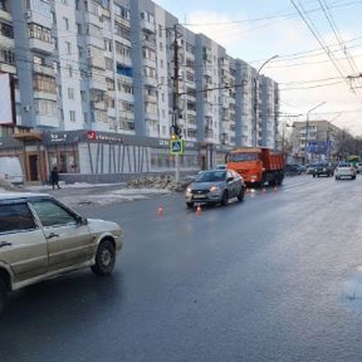 В Саратове на проспекте Энтузиастов мужчина «на зебре» попал под колеса  «Весты» - KP.RU