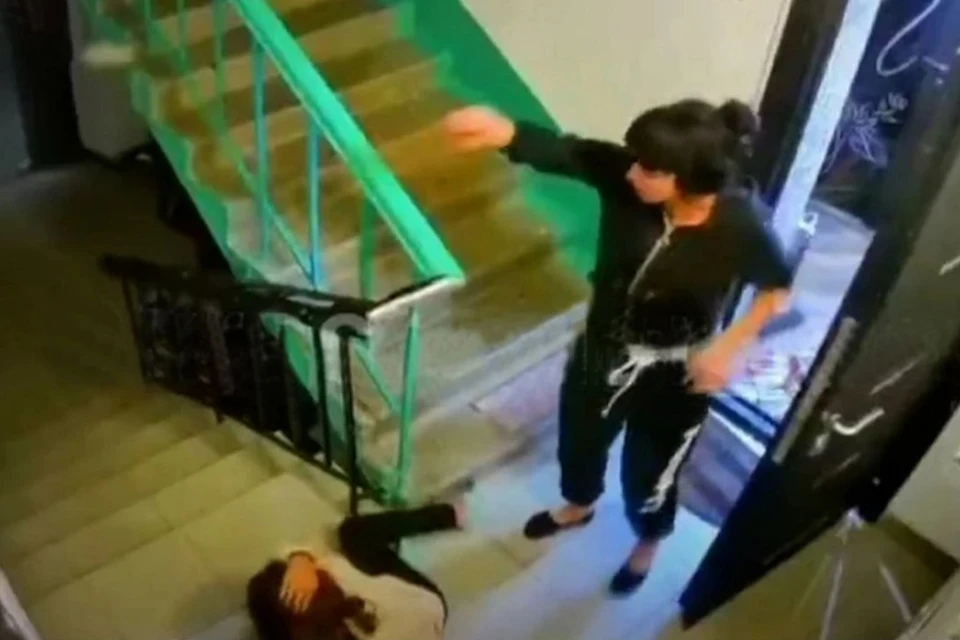 Женщина оставила дочь в подъезде Фото: кадр из видео
