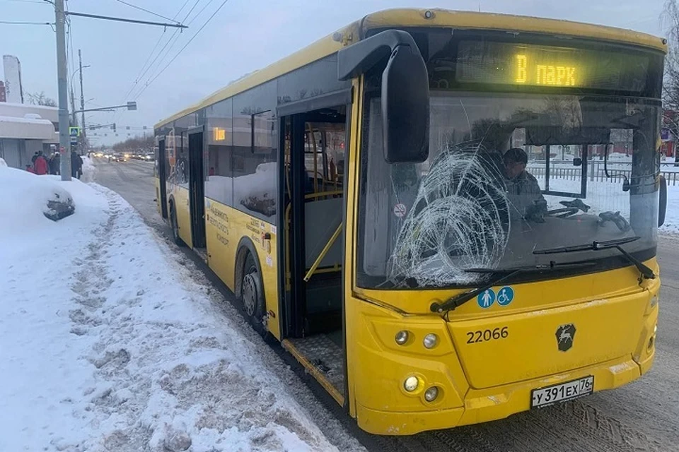Стало известно о состоянии здоровья 17-летней девушки, которая попала под колеса автобуса в Ярославле.