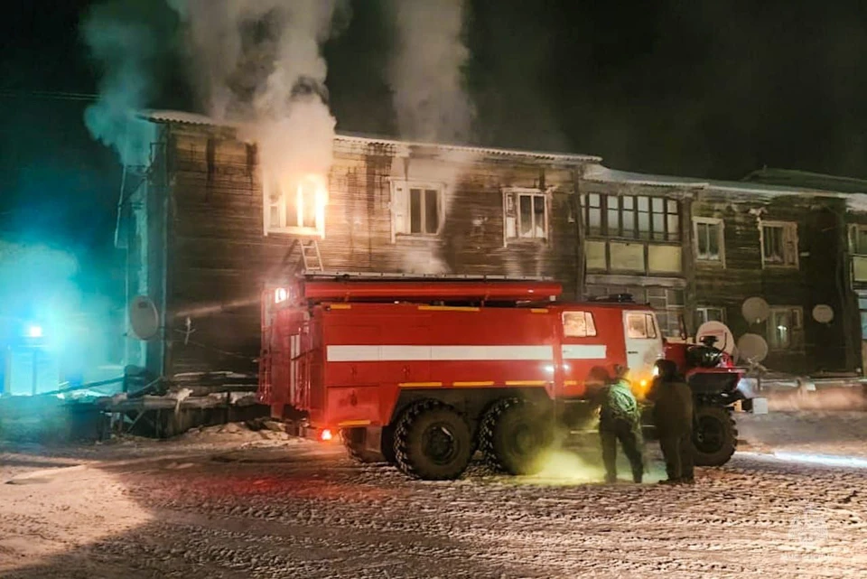 Фото: МЧС. Тушением дома занималось десять сотрудников пожарной охраны