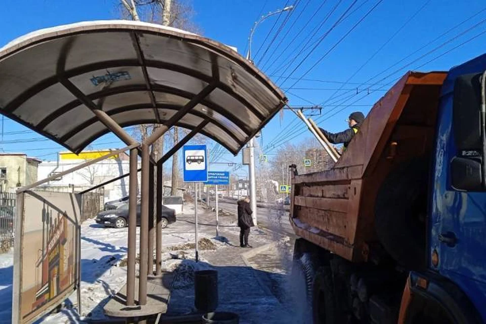В Иркутске расчищают от снега крыши остановочных павильонов