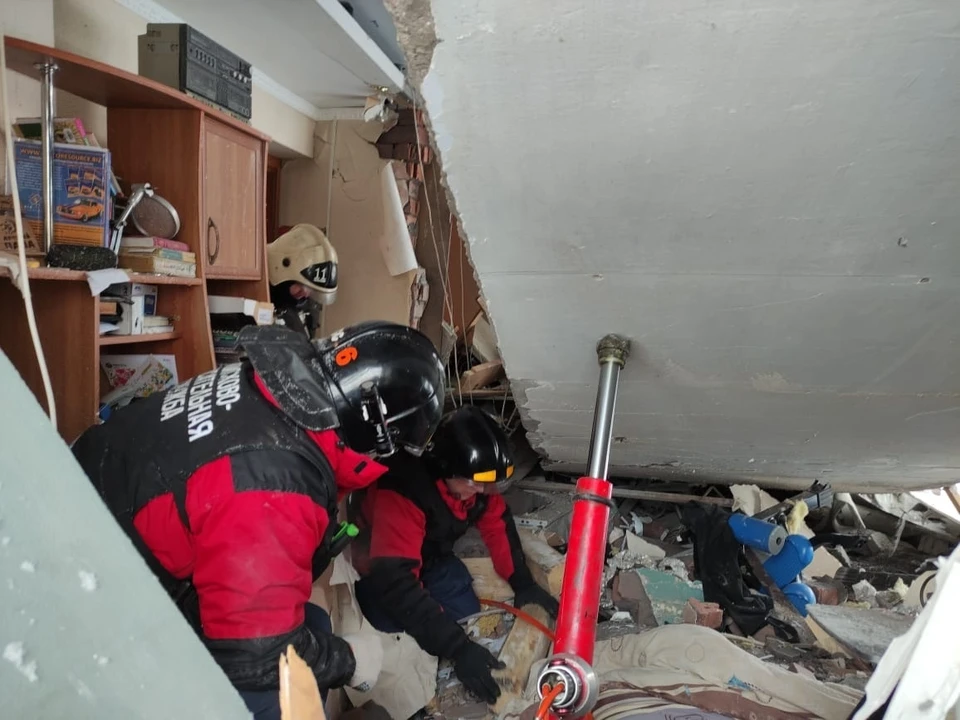 Спасатели поделились кадрами из рухнувшего в Бродово дома. Фото: МБУ «Центр защиты населения»
