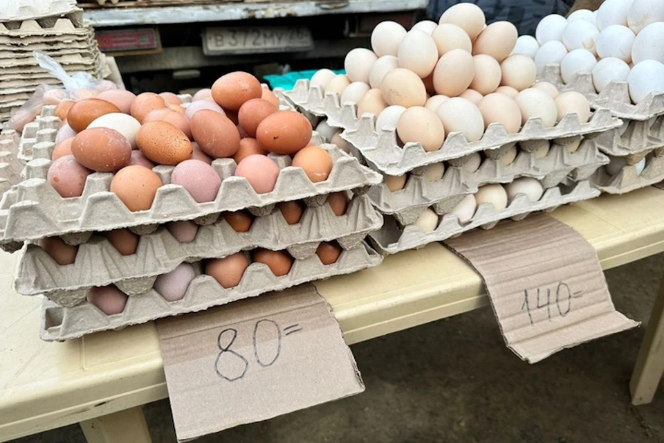 Визуально одинаковые по размеру яйца стоят на ярмарке 80 и 140 рублей за десяток. Фото: телеграм-канал мэр Ставрополя Ивана Ульянченко