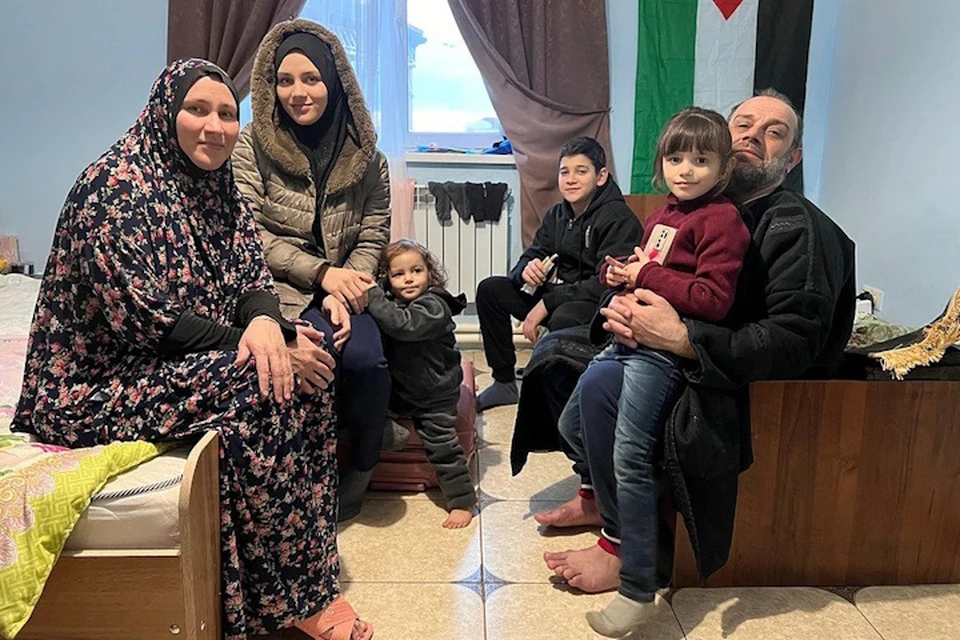 Палестинский хирург Раид с женой и четырьмя детьми живет на базе «Дельфин» в Махачкале