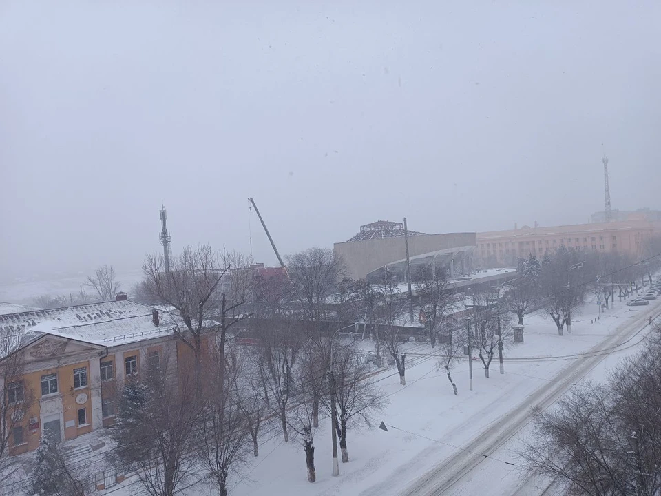 В Волгограде снег не прекращается.
