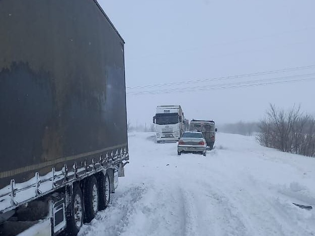 ГАИ предупреждает о заторе на магистрали Волгоград - Сальск из-за снегопада  - KP.RU