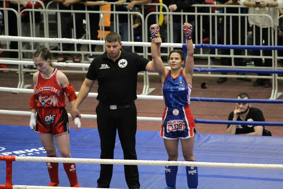 Анна Цомартова (слева) сильно расстроилась после проигрыша. Фото: Федерация муайтай России