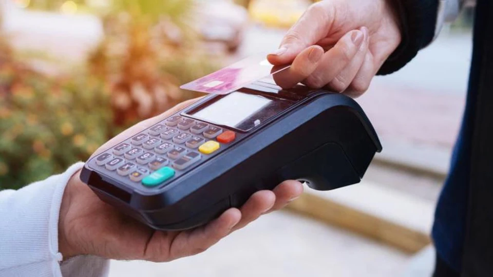 Все больше жителей Молдовы оплачивают свои покупки банковскими картами.