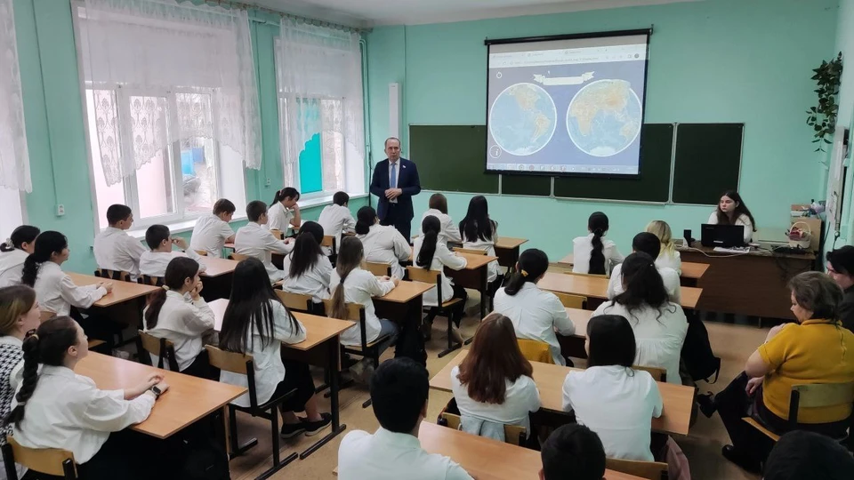 С учащимися школы №6 встретился председатель Городской Думы Астрахани Игорь Седов
