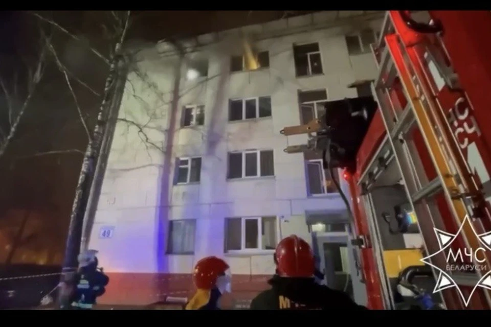 В Минске пожар случился в общежитии по улице Академика Красина. Фото: скриншот с видео МЧС Беларуси
