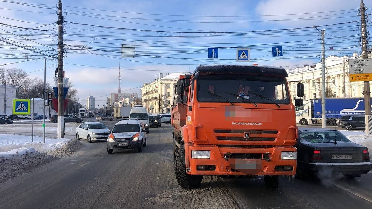 В Твери на площади Гагарина девочка-подросток попала под 