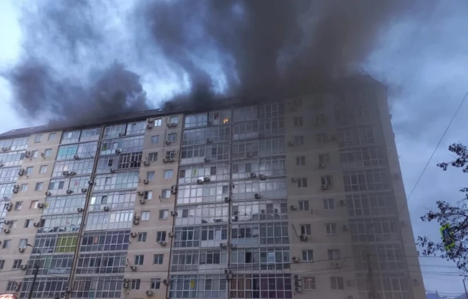 Мощный пожар разгорелся под крышей многоэтажного дома в Анапе, фото: Юрий Озаровский