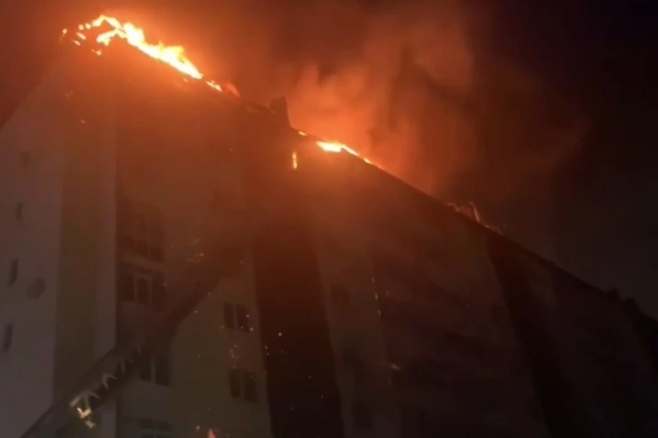 В Анапе повреждены 32 квартиры после обрушения мансарды в горящей многоэтажке, фото: скриншот из видео