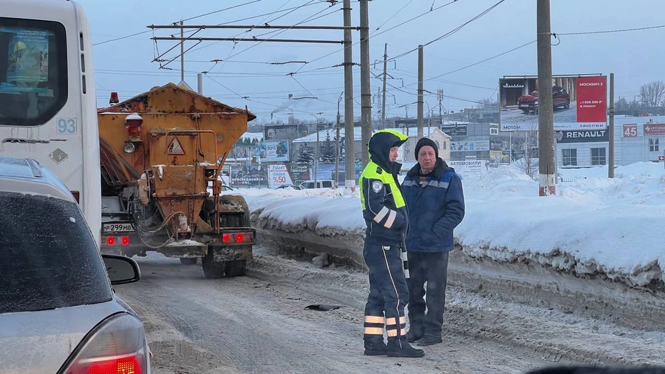 В Ульяновске на улице Пушкарева из-за ДТП образовалась пробка в сторону Урицкого | ФОТО: телеграм-канал t.me/igorlitva666