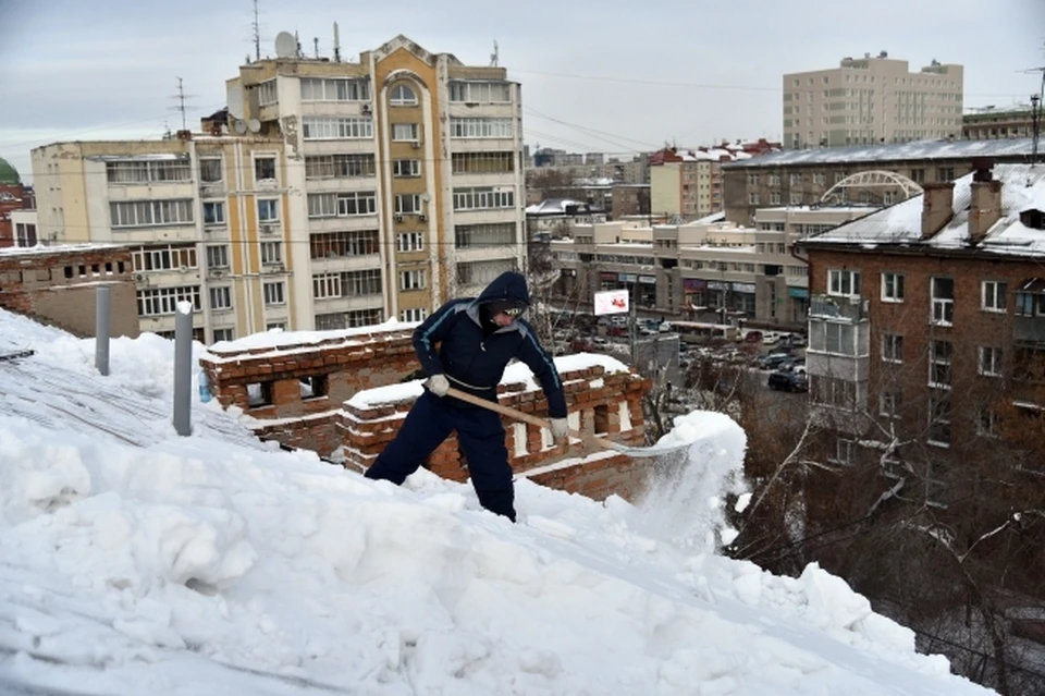 Сотрудники МЧС помогли прихожанам очистить крышу храма от снега