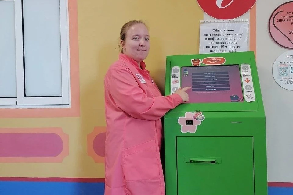 Катя выдает талончики и помогает разобраться с инфоматом. Фото: пресс-служба министерства здравоохранения Челябинской области.