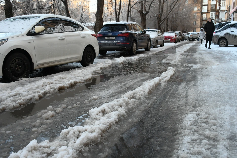 Улицы и дворы по всему городу превратились в непроходимые.