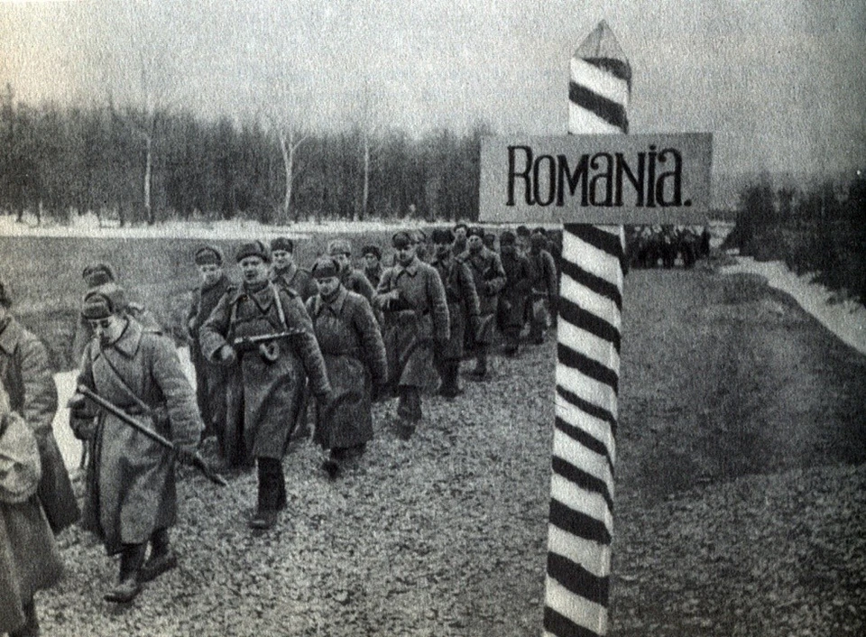 Советские войска идут освобождать Румынию от фашизма (Фото: архив РФ).