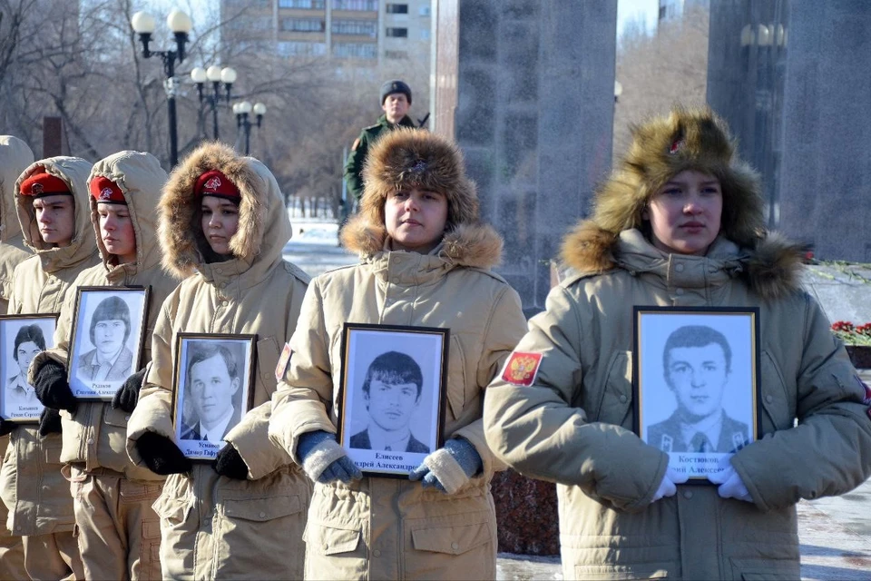 Почтить память земляков, погибших в «горячих точках», пришли школьники, семьи участников боевых действий, представители администрации, правительства, Законодательного Собрания, ветераны боевых действий. Фото: ТГ-канал Сергея Салмина
