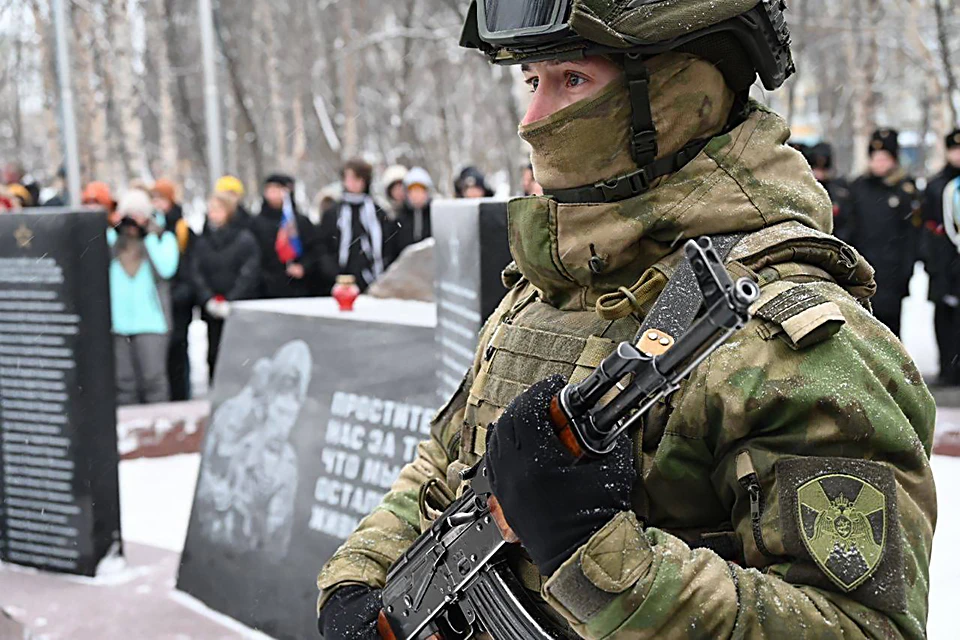 Участники мероприятия почтили память погибших минутой молчания и возложили цветы к памятнику воинам-интернационалистам. Фото: Администрация города Мурманска