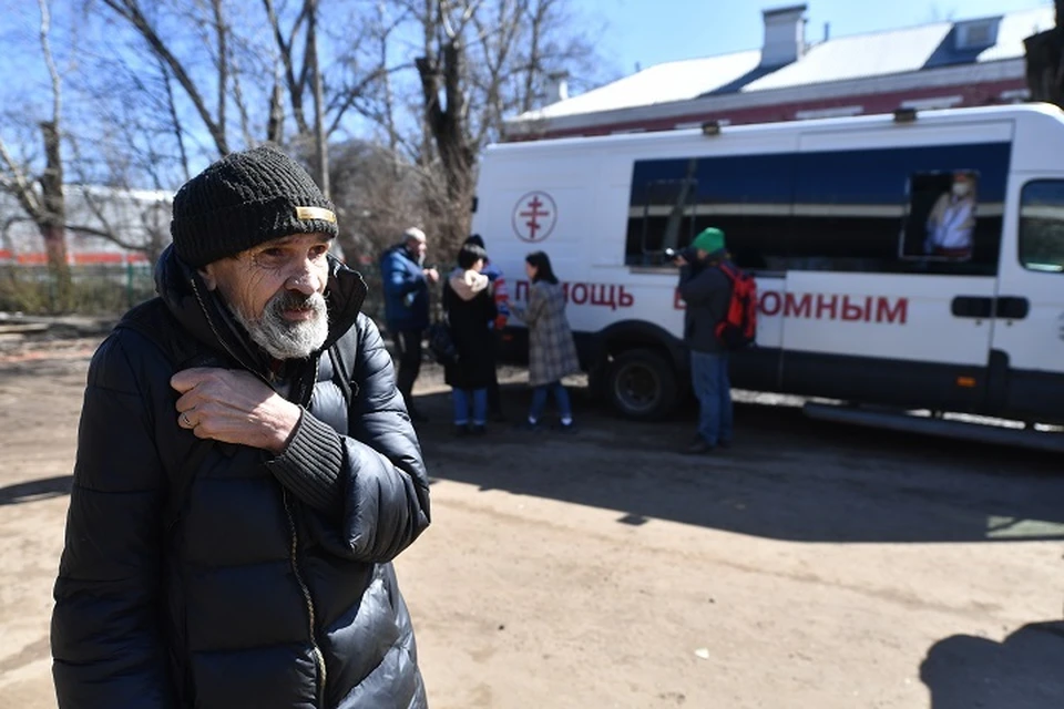 Нуждающиеся могут получить горячее питание и психологическую помощь.
