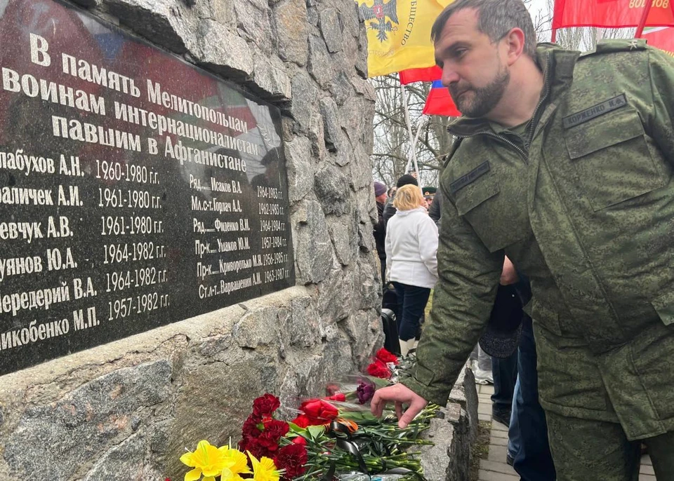 В Мелитополе прошла церемония возложения цветов к памятнику воинам-интернационалистам. ФОТО: СУ СК России по Запорожской области