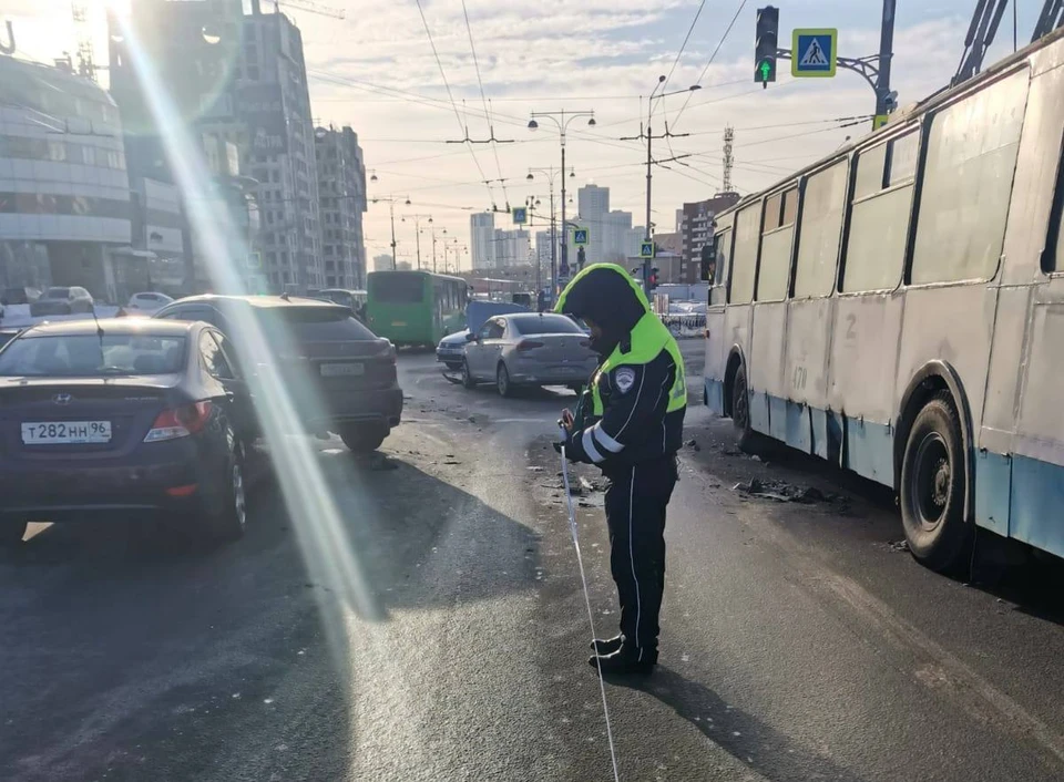 Volkswagen отбросило на стоящий рядом троллейбус. Фото: ГИБДД Екатеринбурга
